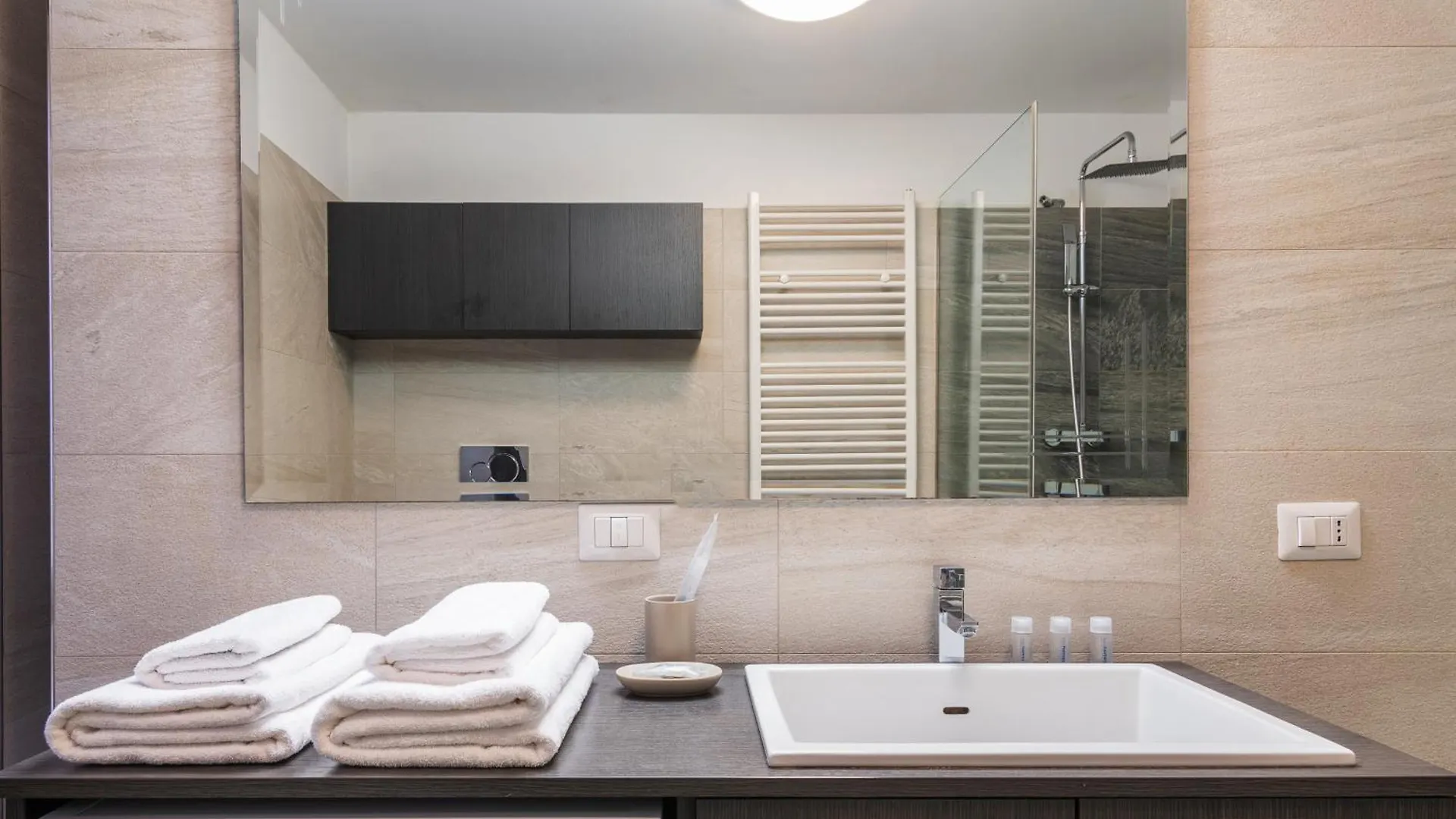 Easyhomes - Spiga Suite Milan 0*,
